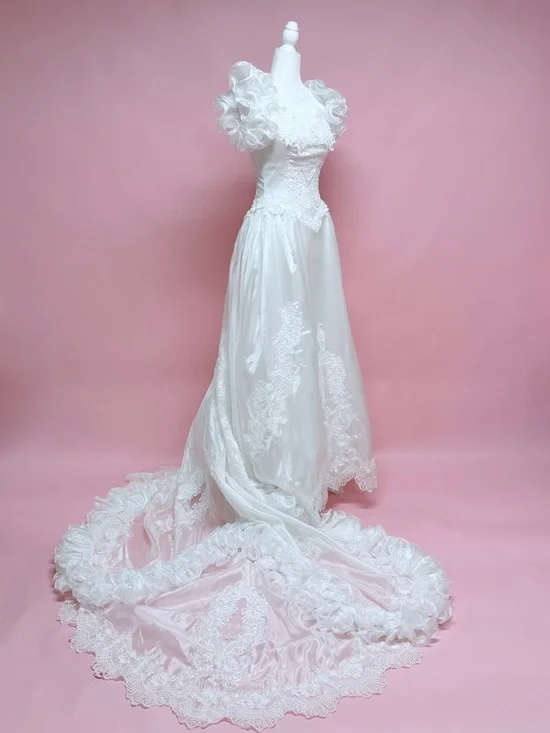 Elegant White Vintage Lace Ballgown Wedding Dress - Picture 6 of 15